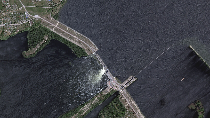 HANDOUT - Ein Satellitenbild zeigt den zertörten Kachowka-Staudamm. Foto: Maxar Technologies/AP/dpa - ACHTUNG: Nur zur redaktionellen Verwendung im Zusammenhang mit der aktuellen Berichterstattung und nur mit vollständiger Nennung des vorstehenden Credits