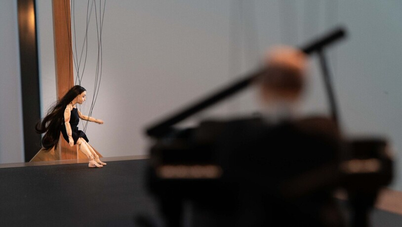 "Sad Walz and the Dancer who Couldn't Dance" (2015) des Künstlerpaars Janet Cardiff und George Bures Miller im Museum Tinguely.