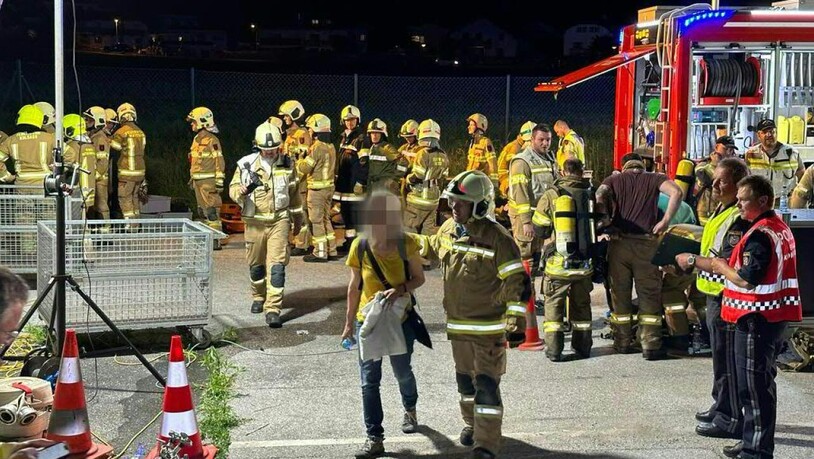 Rettungskräfte sind nach dem Brand im Einsatz.  151 Passagiere wurden aus dem Tunnel evakuiert, Schwerverletzte waren vorerst nicht bekannt. Foto: Zoom.Tirol/APA/dpa