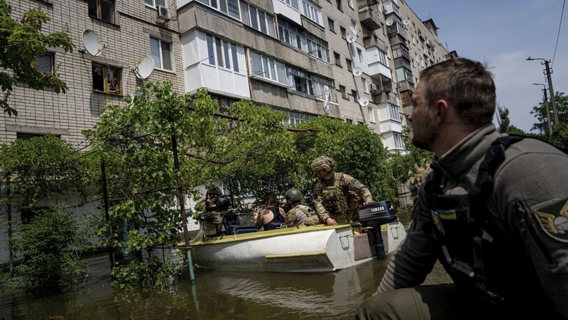 Evakuierung in einem überfluteten Stadtteil von Cherson. Foto: Evgeniy Maloletka/AP/dpa