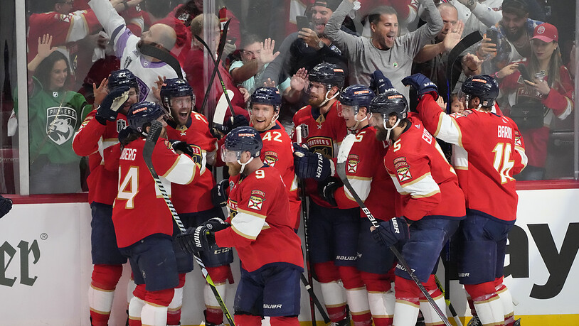 Die Florida Panthers feiern vor Heimpublikum ihren ersten Sieg im Stanley-Cup-Final 2023
