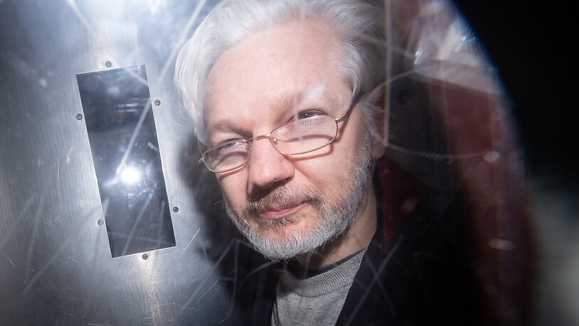 ARCHIV - Wikileaks-Gründer Julian Assange verlässt das Gericht Westminster Magistrates Court nach einer Anhörung zum Auslieferungsgesuch der USA. Foto: Dominic Lipinski/PA Wire/dpa