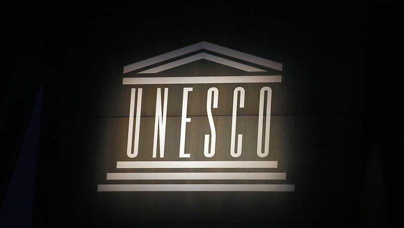ARCHIV - Das Logo der Organisation der Vereinten Nationen für Bildung, Wissenschaft und Kultur (Unesco) leuchtet während der 39. Sitzung der Generalkonferenz. Die USA treten der UN-Kulturorganisation Unesco wieder bei. Foto: Francois Mori/AP/dpa