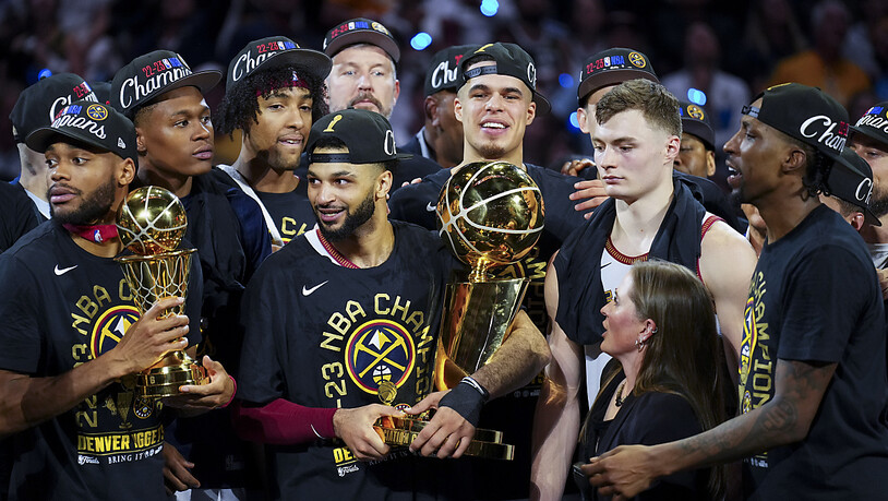 Die Denver Nuggets (Jamal Murray mit der Larry O'Brien Trophy) gewinnen erstmals den Titel in der NBA