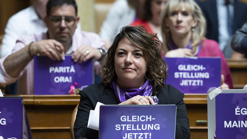 Nationalrätin Tamara Funiciello (SP/BE) und Kolleginnen und Kollegen der SP mit "Gleichstellung jetzt!"-Plakaten im Nationalratsaal. Der Rat wies indes die Mehrheit der Vorstösse der Session zur Gleichstellung ab.