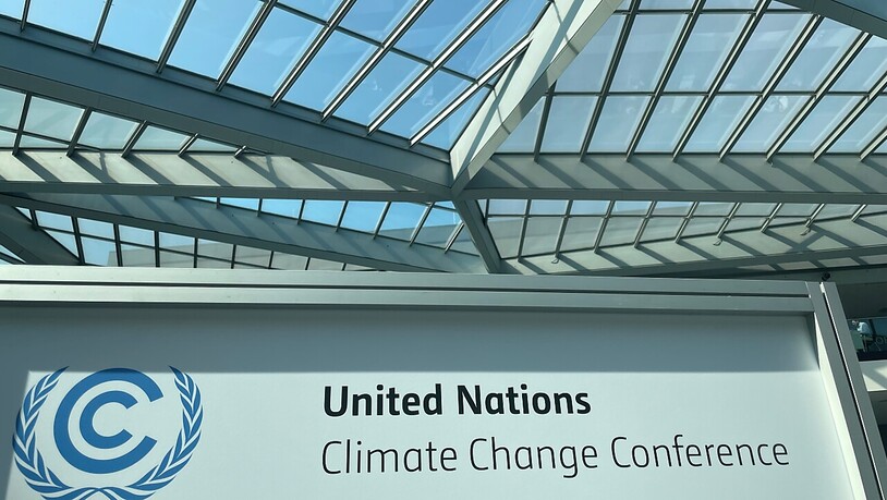 Ein Schild mit der Aufschrift «United Nations Climate Change Conference» steht im World Conference Center in Bonn. Foto: Christoph Driessen/dpa