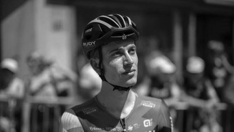 Der verstorbenen Gino Mäder am Montag im Vorfeld der 2. Etappe der 86. Tour de Suisse