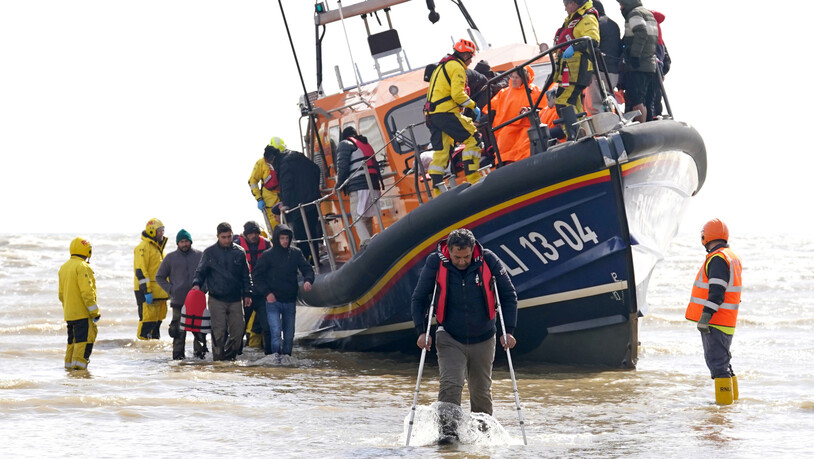 ARCHIV - Seenotrettungsorganisationen retten immer wieder Menschen, die bei ihrer Flucht nach Großbritannien im Ärmelkanal in Seenot geraten. Foto: Gareth Fuller/PA Wire/dpa