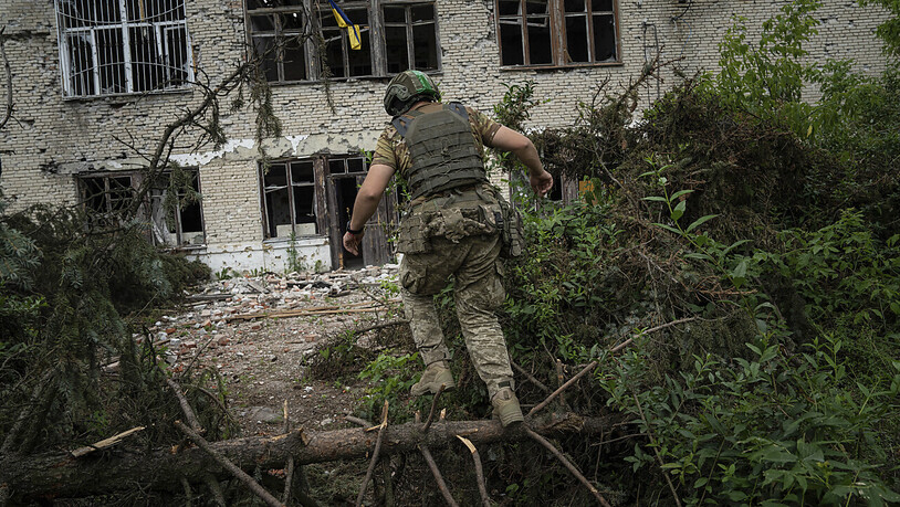 Seit fast 16 Monaten sind die ukrainischen Soldaten im Einsatz. Foto: Evgeniy Maloletka/AP/dpa