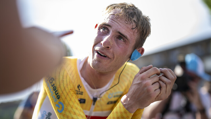 Ein sichtlich bewegter Mattias Skjelmose freut sich über seinen Gesamtsieg an der Tour de Suisse