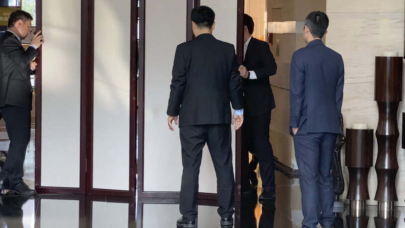 Der US-amerikanische Außenministers Antony Blinken besucht Peking. Sichtschutzblenden in der Lobby eines Hotels sollen ihn bei seiner Ankunft von der Presse abschirmen. Foto: Olivia Zhang/AP/dpa