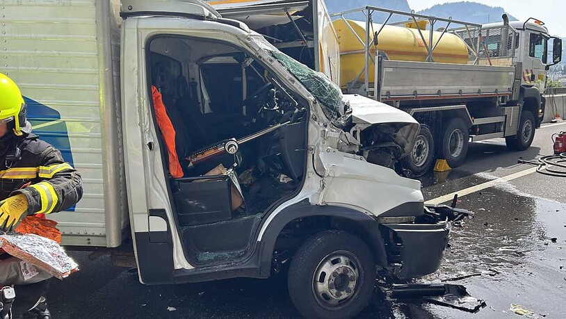 Beim Unfall auf einer Schwyzer Autobahn-Baustelle wurde ein Mann getötet. Zwei Männer erlitten erhebliche Verletzungen.