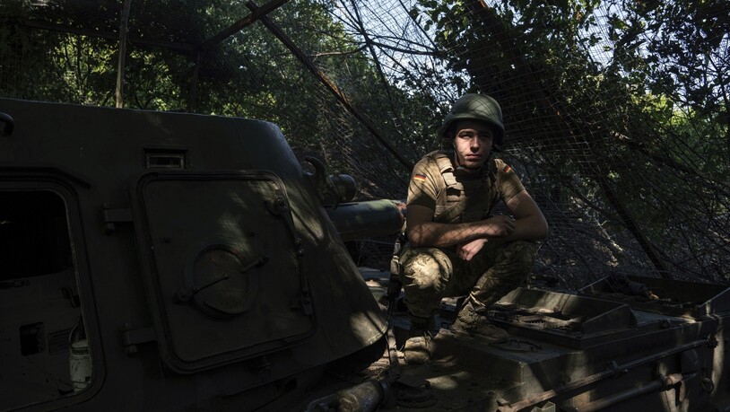 Ein ukrainischer Soldat an der Frontlinie nahe Awdijiwka. Foto: Evgeniy Maloletka/AP/dpa
