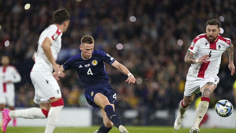 Scott McTominay (Nummer 4) stellte mit dem 2:0 Schottlands Sieg nach der Regenunterbrechung sicher