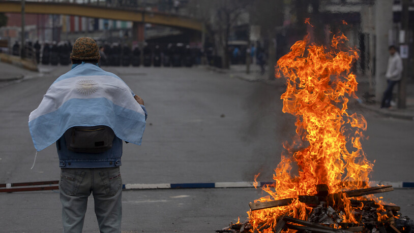 Während der Demonstrationen kam es in San Salvador de Jujuy auch zu Straßenblockaden. Foto: Javier Corbalan/AP