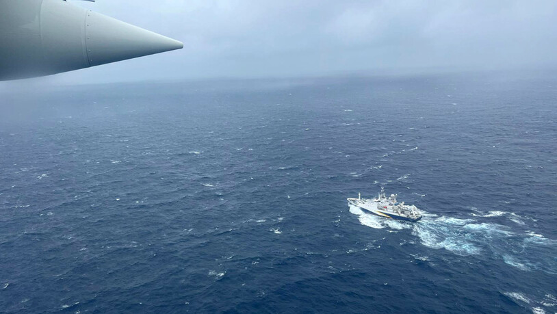 HANDOUT - Auf diesem von der US-Küstenwache zur Verfügung gestellten Foto überfliegt ein Flugzeug des Typs «HC-130» der US-Küstenwache das französische Forschungsschiff «L'Atalante» während der Suche nach dem verschollenen Tauchboot «Titan». Foto:…