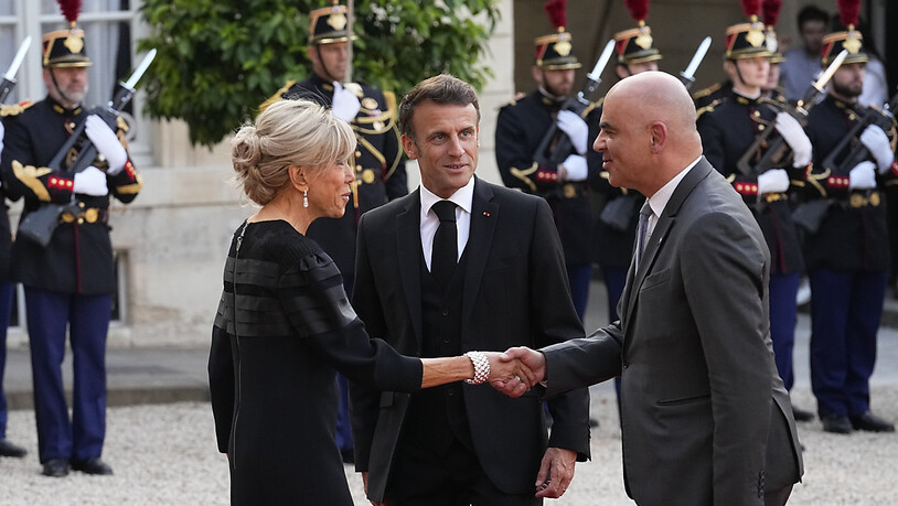 Emmanuel Macron und seine Frau Brigitte begrüssten Berset vor dem Élysée-Palast.