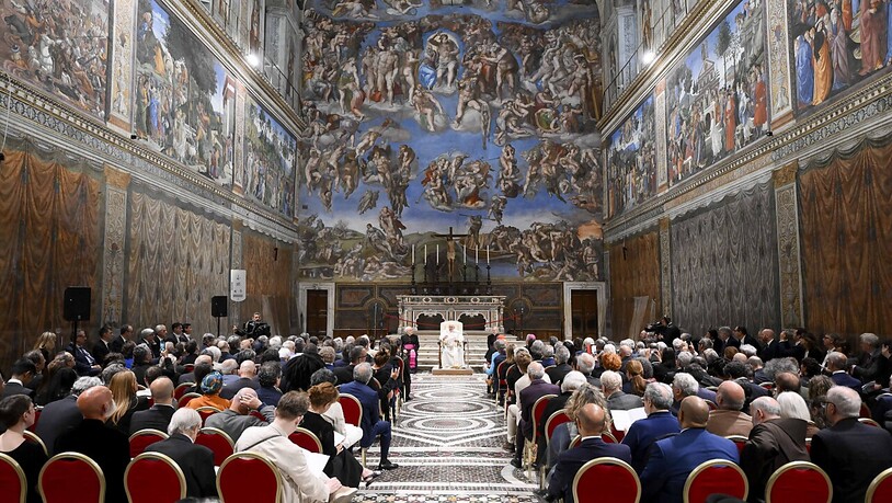 HANDOUT - Unter den weltberühmten Michelangelo-Fresken in der Sixtinischen Kapelle im Vatikan empfängt Papst Franziskus rund 200 internationale Künstler. Das Oberhaupt der katholischen Kirche appellierte bei der Begegnung daran, niemals die Armen zu…