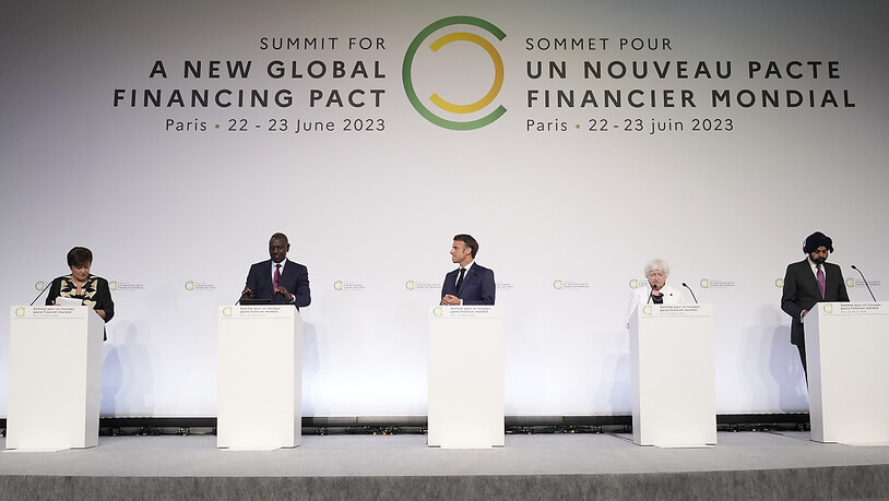 Kristalina Georgieva (l-r), Präsidentin des Internationalen Währungsfonds, William Ruto, Präsident von Kenia, Emmanuel Macron, Präsident von Frankreich, Janet Yellen, Finanzministerin aus den USA, und Ajay Banga, Präsident der Weltbank, sprechen bei…