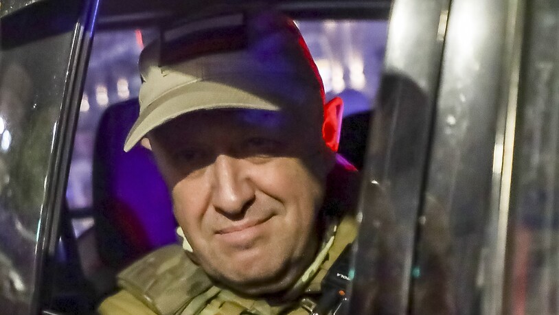 Jewgeni Prigoschin, der Eigentümer des Militärunternehmens Wagner Group, blickt aus einem Militärfahrzeug auf einer Straße in Rostow am Don in Russland. Nach dem gescheiterten Aufstand der Söldnertruppe Wagner gibt es keine Informationen über den…