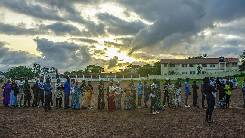 Wähler warten auf die Öffnung der Wahllokale. Foto: TJ Bade/AP/dpa