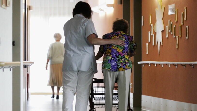 Nicht nur, aber auch in Alters- und Pflegeheimen mangelt es an Personal und Fachkräften. (Archivbild)