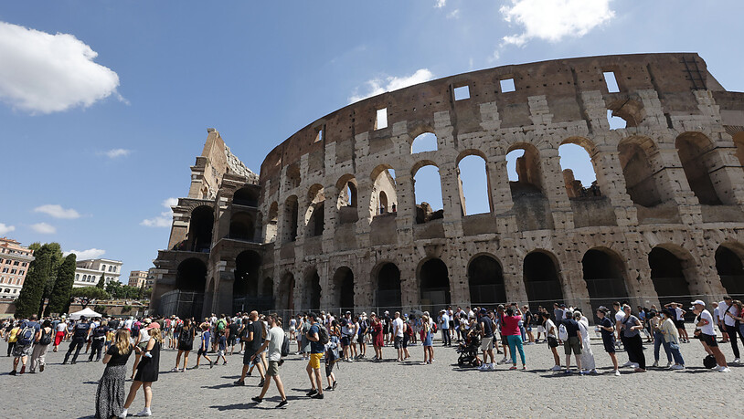 ARCHIV - Ein Tourist hat in dem berühmten Kolosseum in Rom eine Mauer zerkratzt. Foto: Riccardo De Luca/AP/dpa