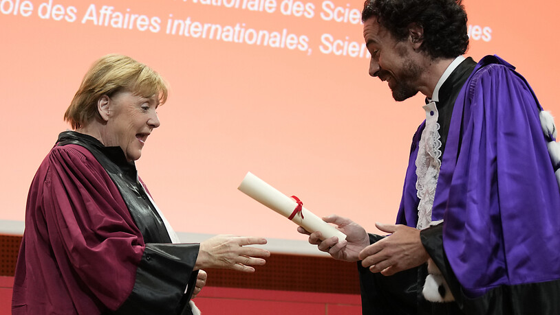 dpatopbilder - Ex-Bundeskanzlerin Angela Merkel, erhält von Mathias Vicherat, dem Direktor der Universität Sciences Po in Paris, die Ehrendoktorwürde. Foto: Lewis Joly/AP/dpa