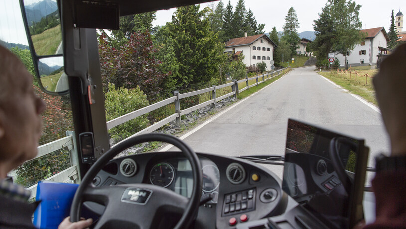 Fahrt zum Dorf: Die Medienschaffenden wurden mit dem Postauto nach Brienz/brinzauls gebracht.