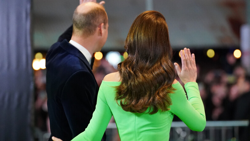 ARCHIV - Prinzessin Kate und Prinz William winken der Menge zu. Foto: Kirsty O'connor/PA Wire/dpa