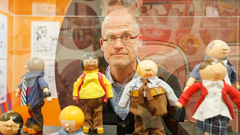 Der Comic-Künstler Chris Ware inmitten seiner Figuren im Cartoonmuseum Basel.