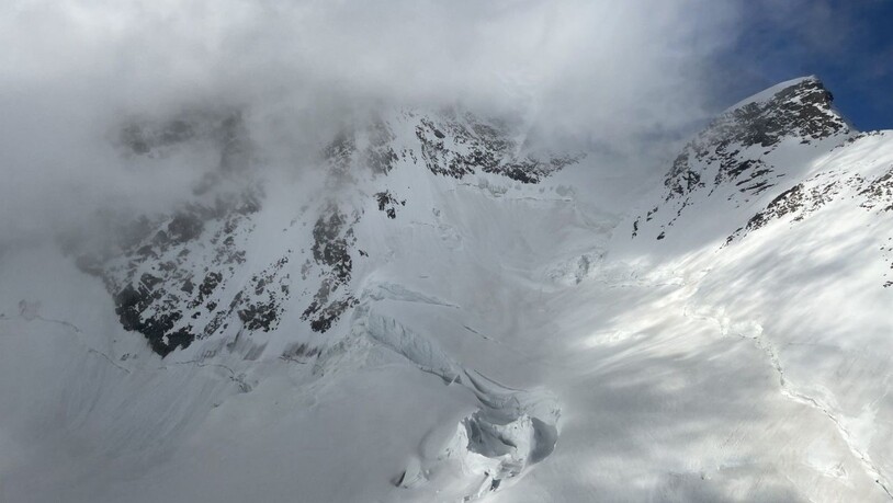 Ein bisher unidentifizierter Bergsteiger stürzte an der Dufourspitze in den Tod.