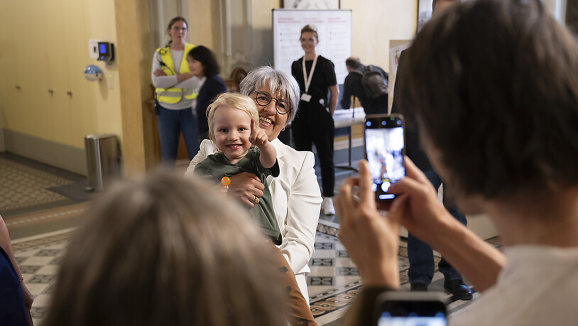 Bundesrätin Elisabeth Baume-Schneider stellte sich den Fragen der Besucherinnen und Besucher und posierte für ein Foto mit einem Kind.