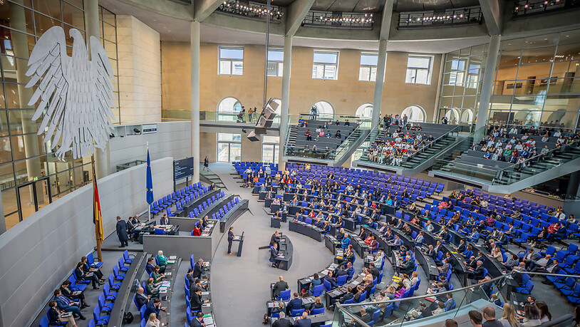 Blick in den Plenarsaal im Bundestag bei der Debatte zur Suizidhilfe. Foto: Michael Kappeler/dpa