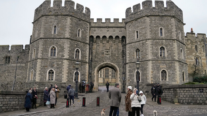 ARCHIV - Touristen stehen vor Schloss Windsor am Tor Henry VII. Strafmaßverkündung im Prozess gegen einen jungen Mann geplant, der mutmaßlich Queen Elizabeth II. töten wollte. Foto: Alastair Grant/AP/dpa