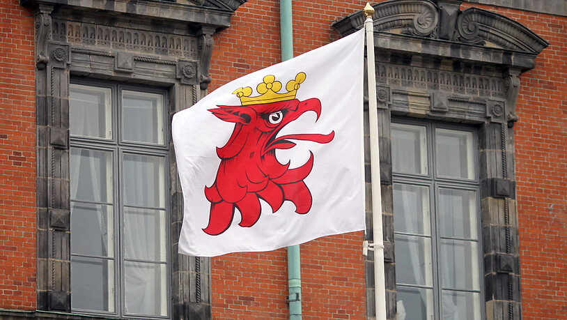ARCHIV - Eine Flagge mit dem Gemeinde-Wappen von Malmö weht vor dem Rathaus der südschwedischen Stadt. Der Eurovision Song Contest (ESC) findet im nächsten Jahr 2024 in Malmö statt. Das gab der schwedische Rundfunksender SVT am Freitag, 07.07.2023…