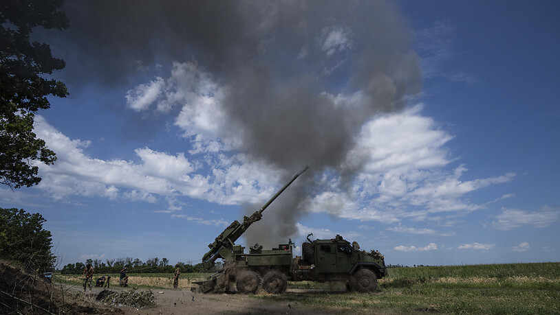 Eine ukrainische Panzerhaubitze «Bohdana» feuert auf russische Stellungen bei Bachmut. Foto: Evgeniy Maloletka/AP/dpa