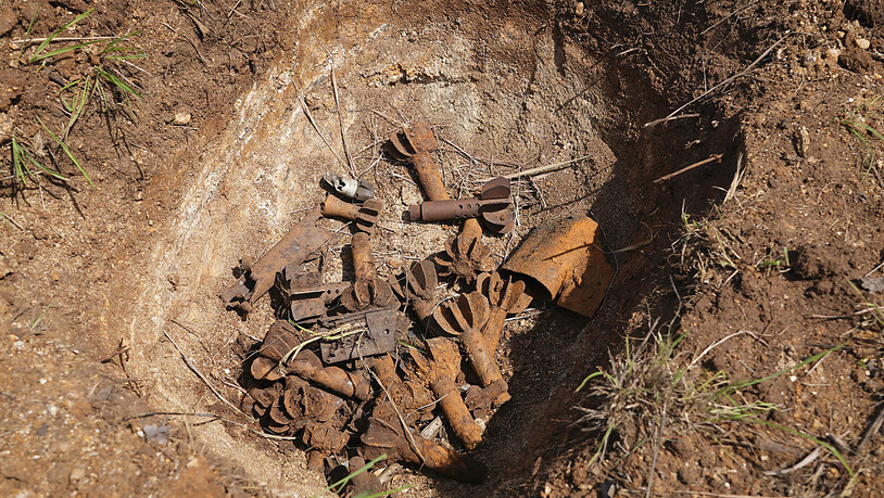 ARCHIV - Überreste von Streumunition liegen an einer Räumungsstelle. Berichte über eine mögliche Lieferung international geächteter Streumunition aus den USA an die Ukraine stoßen auf gemischte Reaktionen. Foto: Sam Mednick/AP/dpa