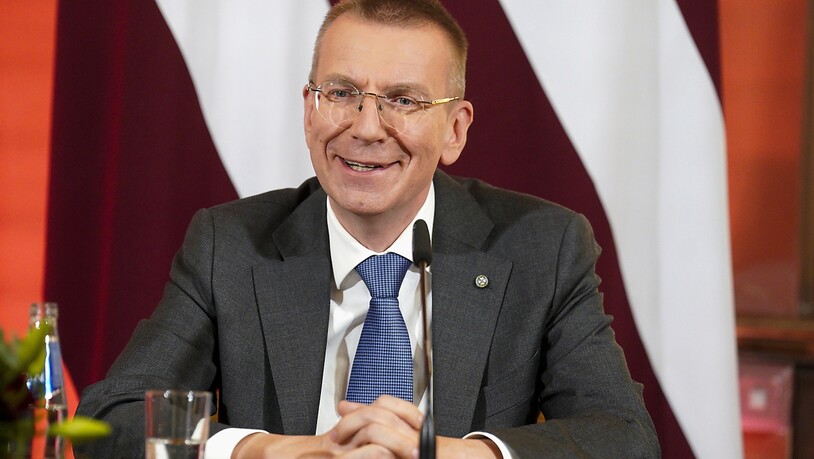 ARCHIV - Edgars Rinkevics, neugewählter Präsident von Lettland, spricht zu den Medien. Foto: Roman Koksarov/AP/dpa