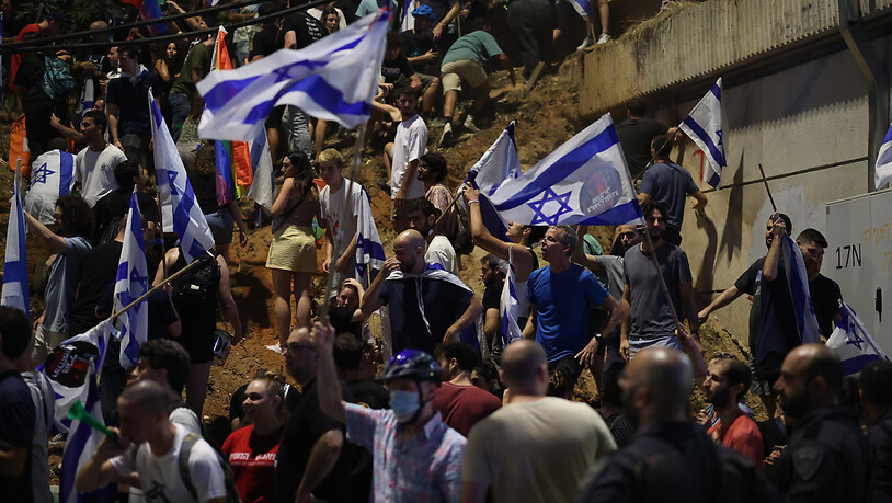 Israelische Demonstranten schwenken Fahnen während eines Protestes gegen die umstrittene Justizreform. Foto: Ilia Yefimovich/dpa