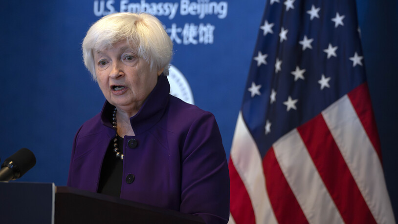 Janet Yellen, Finanzministerin der USA, spricht während einer Pressekonferenz in der US-Botschaft in Peking. Foto: Mark Schiefelbein/AP/dpa