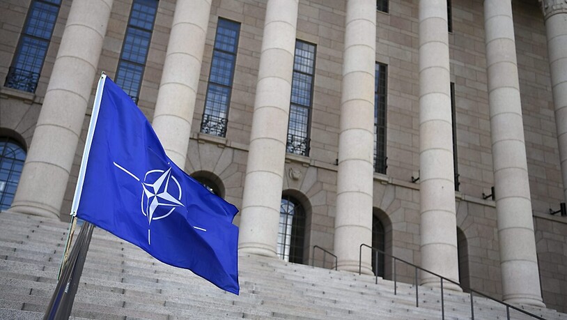ARCHIV - Eine Nato-Flagge weht vor dem Parlamentsgebäude in Helsinki. Foto: Antti Aimo-Koivisto/Lehtikuva/dpa