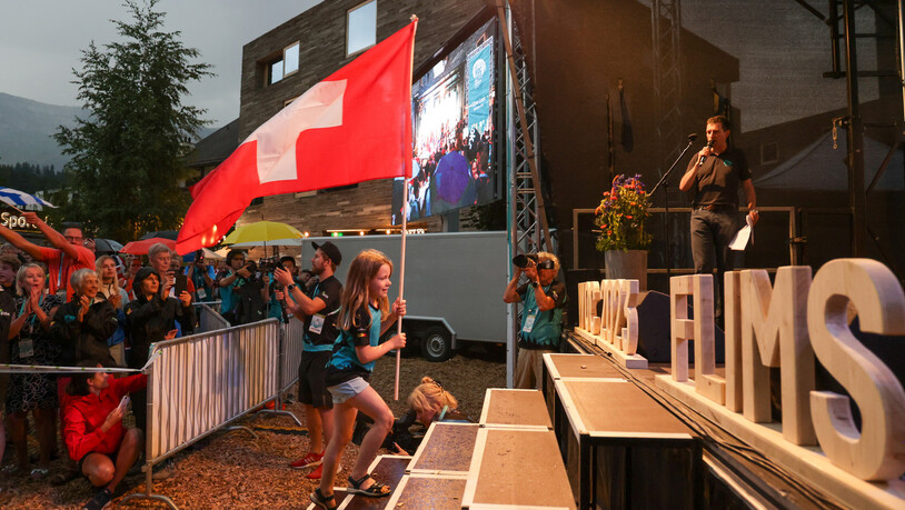 Schweizer Auftritt: Stolz trägt ein Mädchen die Schweizer Fahne auf die Bühne an der Eröffnungsfeier der OL-WM.