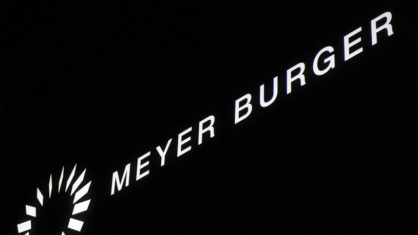 Sicht auf das Logo am Produktionsgebäude der Firma Meyer Burger in Thun-Gwatt.