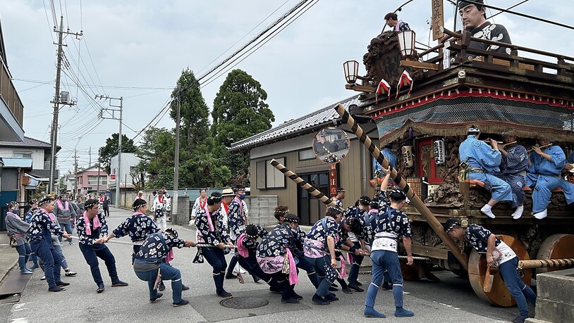 Auf massigen Holzrädern und begleitet von traditioneller Flöten- und Trommelmusik ziehen Hunderte Japanerinnen und Japaner beim Sawara Grand Festival, einem der größten Volksfeste der Kanto-Region um Tokio, mächtige Festwagen durch eine alte Handelsstadt…