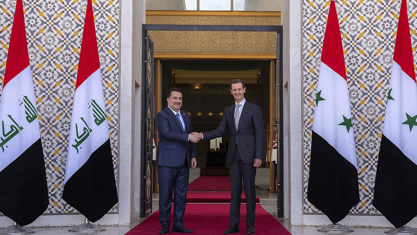 HANDOUT - Der syrische Präsident Baschar al-Assad (r) begrüßt den irakischen Premierminister Mohammed Shia' al-Sudani in Damaskus. Foto: Uncredited/SANA/AP/dpa - ACHTUNG: Nur zur redaktionellen Verwendung und nur mit vollständiger Nennung des…