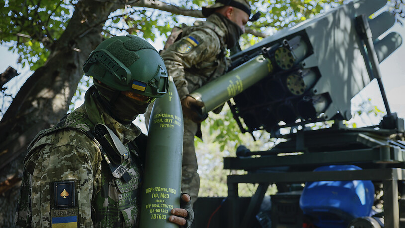 Ukrainische Soldaten bereiten bei Bachmut einen Mehrfachraketenwerfer vor. Foto: Roman Chop/AP/dpa