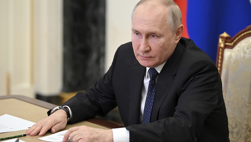 Das von der staatlichen russischen Nachrichtenagentur Sputnik via AP veröffentlichte Bild zeigt Wladimir Putin, Präsident von Russland, der im Kreml an einer Videokonferenz zur Lage im Gebiet der Krim-Brücke teilnimmt. Foto: Alexander Kazakov/Pool…