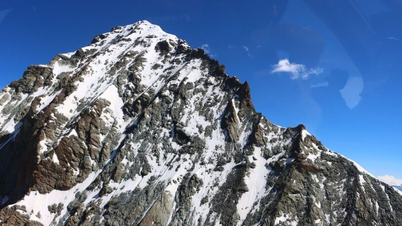 Eine 22-jährige Bergsteigerin aus den Niederlanden stürzte am Südgrat der Dent Blanche bei Evolène VS rund 350 Meter in die Tiefe.