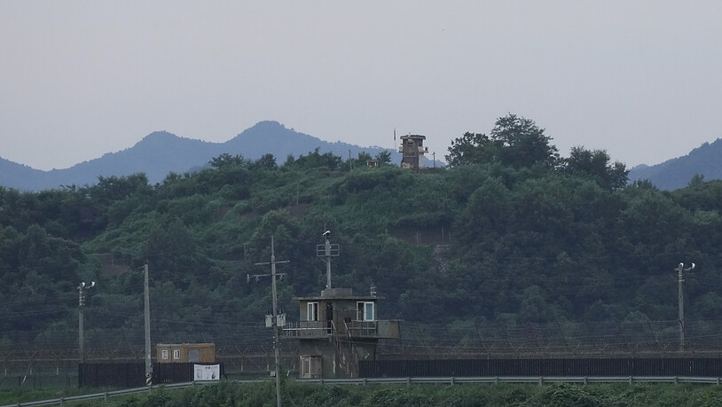 Ein nordkoreanischer Wachposten (hinten) ein südkoreanischer Wachposten (vorne) in der Nähe der Grenze zu Nordkorea. Foto: Ahn Young-joon/AP/dpa